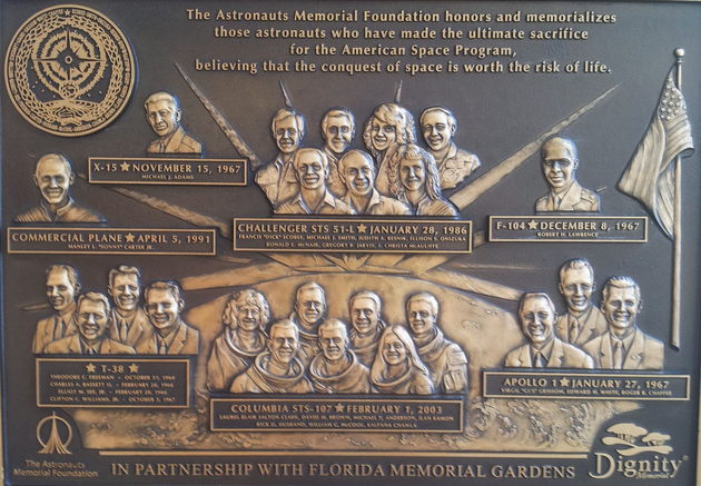 　　在美国最核心的肯尼迪空间中心，依然刻着包括两次航天飞机事故逝去宇航员在内的纪念碑。（图片来源：NASA）