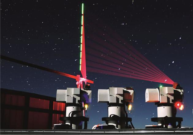 　　2016年12月10日，在西藏阿里观测站，“墨子号”量子科学实验卫星过境，科研人员在做实验（合成照片）。图/新华