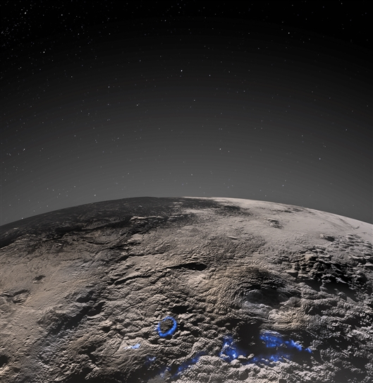　　冥王星冰火山区域远景图。冥王星的表面和大气中的雾气以灰度显示，并以蓝色叠加的艺术化方式解释过去火山形成过程可能是怎样的。图片来自NASA、约翰斯·霍普金斯大学应用物理实验室、西南研究院