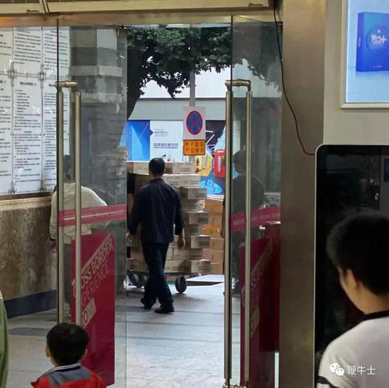 拉货去发快递的商家