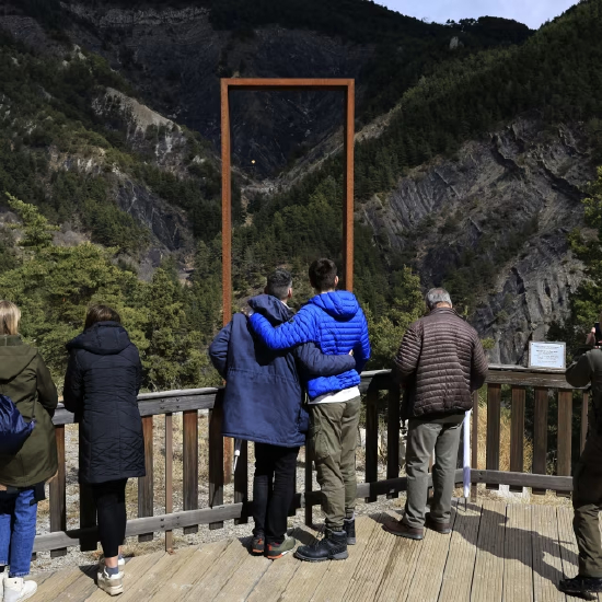 2015 年德国之翼空难遇难者家属去年在法国阿尔卑斯山事故现场举行悼念活动。