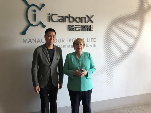 德国总理默克尔(右)与碳云智能CEO王俊(左)