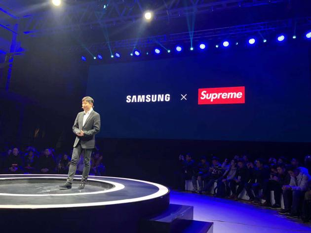 三星在发布会上宣布和Supreme合作