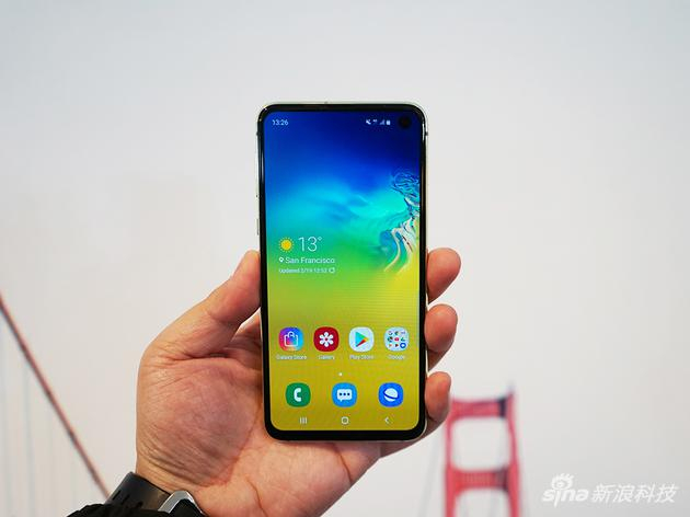 手感不错的S10e对标iPhone XR