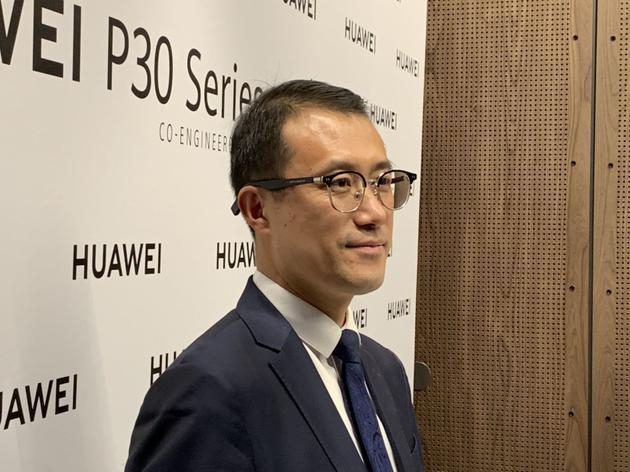 会后，华为消费者业务手机产品线总裁何刚亲身示范智能眼镜