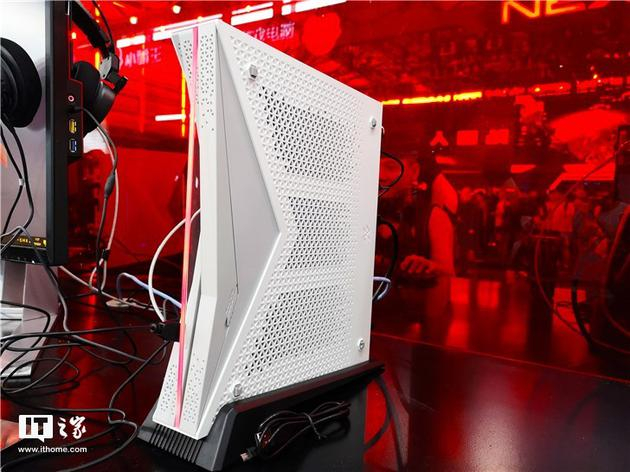 IT之家2018年ChinaJoy现场实拍小霸王Z+新游戏电脑