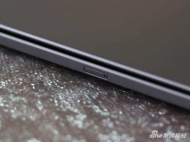 机身后侧预留了一个SIM卡槽