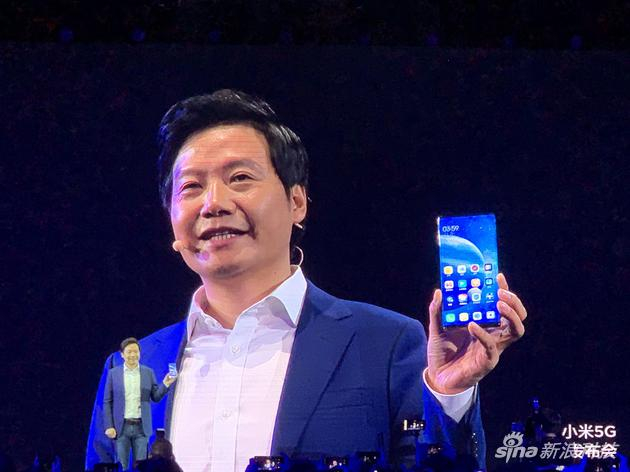 雷军展示小米首款环绕屏手机