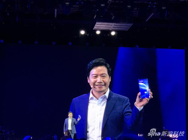 小米展示环绕屏手机 MIX Alpha