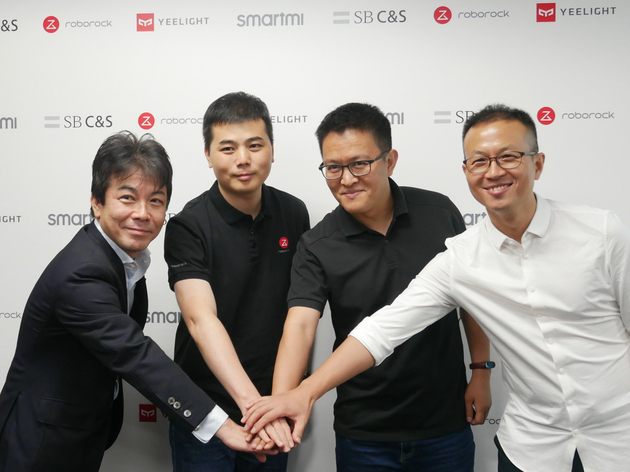 石头科技CEO昌敬（左二）与SB C&S消费者业务和新业务高级副总裁Shintaro Taki （左一）