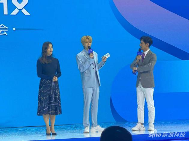 蔡徐坤来到发布会现场