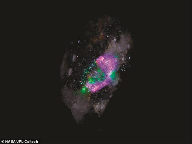 SHERLOC还将用于识别某些有机物质可能释放的独特“光谱指纹”，用于跟踪分析远古生命迹象。