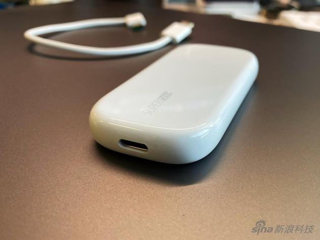 白色塑料机身，一个USB-C口输出