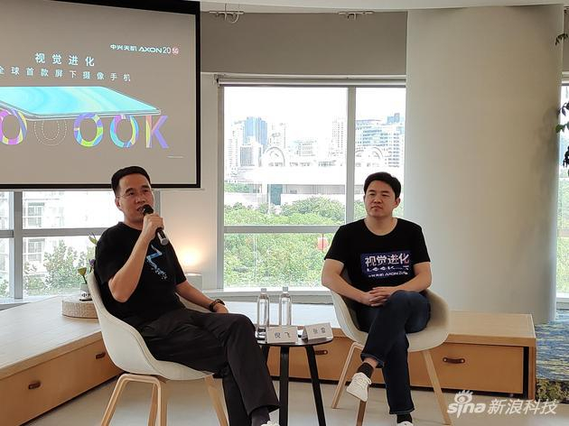 中兴终端总裁倪飞（左）和中兴终端Axon产品经理张雷（右）