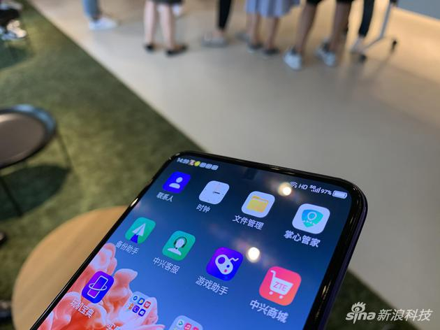 深色背景下，在某些角度能看到屏下摄像区域