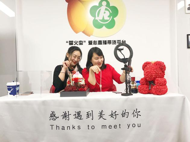 　　4月22日，东城区残联萤火虫带货直播间，颜霏正在和同伴推荐永生花工艺品。新京报记者 张静姝 实习生 黄琪峰 摄