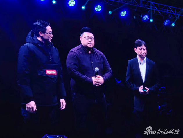 网友质疑左边发言人的冲锋衣不是Supreme newyork出品（图来自微博@春卷）
