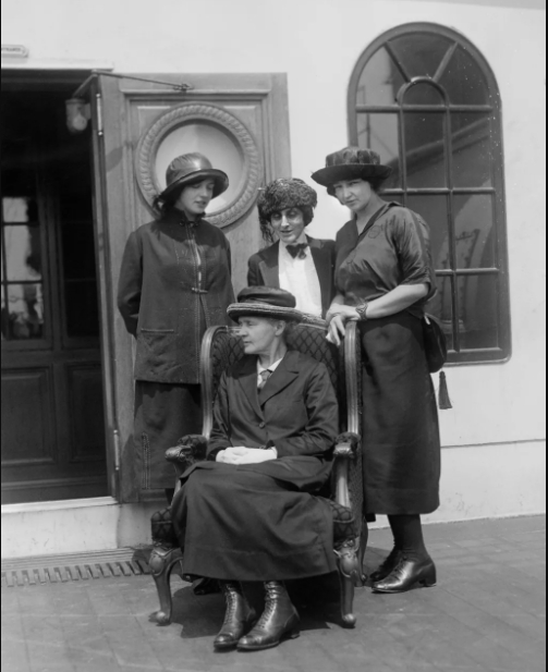 　　1921年，在皇家邮轮奥林匹克号上，玛丽·居里坐在中间，她的两个女儿伊蕾娜·约里奥·居里和艾芙·居里分站左右，居中的是玛丽·梅洛尼（她创立了一个基金会以筹集够买镭的资金）