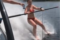 GIF|小哥哥太坏了,比基尼美女就这样被搞得掉进了水里
