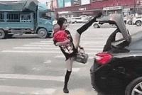 GIF|腿关车门手抱娃 超级奶妈的这个姿势如何?