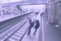 GIF|男子铁轨旁救下一人:监控拍下不可思议这一幕!
