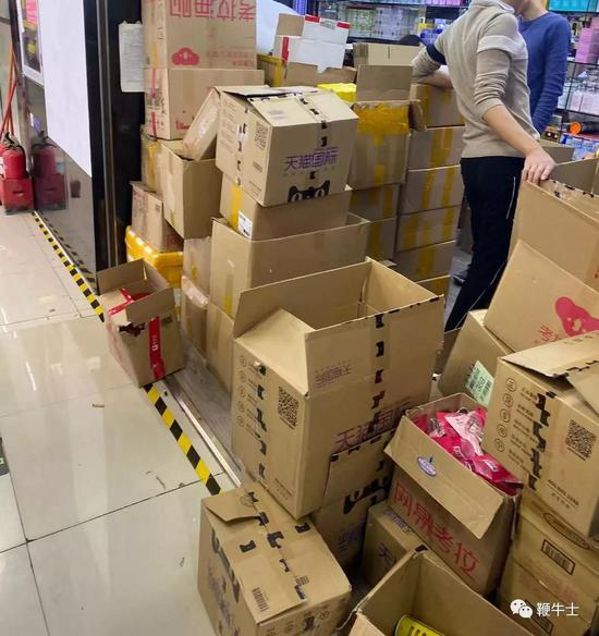 某店铺门口堆积的快递箱