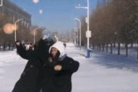 GIF |有什么比和姐妹玩雪快乐