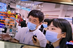 新浪科技小编带你第一时间体验新奇好玩机器人