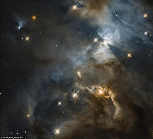 　　美国宇航局经常分享在遥远宇宙天体中观测到的可识别天体形状。今年初，美国宇航局发布哈勃太空望远镜拍摄的行星盘阴影图像，该行星盘距离地球1300光年