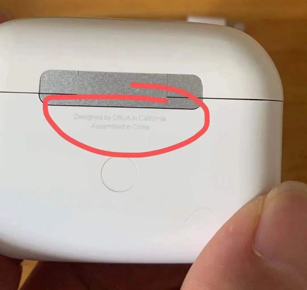 （正品AirPods Pro充电盒上会打印有设计和组装信息，图源：白牌耳机销售行业从业者张琪）