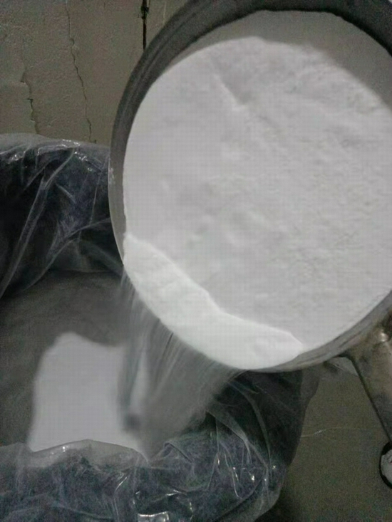 王军山存货的仓库中，一个用塑料薄膜裹着的蓝色化工桶，拆开后满是白色粉状物质，称为高纯度西布曲明。