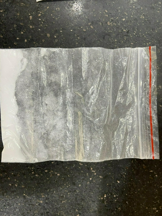 河南郑州的西布曲明原料卖家唐顺给记者的样品，送检后显示西布曲明含量为8.12x10⁵ μg/g。