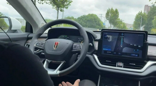  安全员的双手全程没碰方向盘