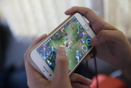 手机游戏成为越来越多人打发碎片时间的首选，而其盈利率也让传统游戏开发商瞠目