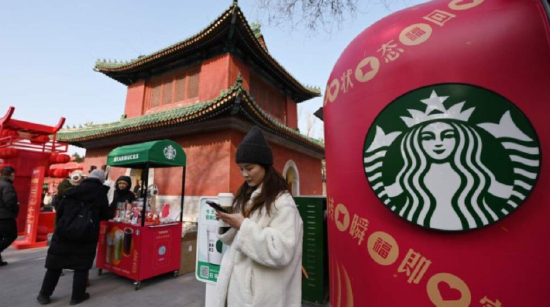 中国是星巴克的主要市场，近年来面临本地连锁咖啡店的激烈竞争。