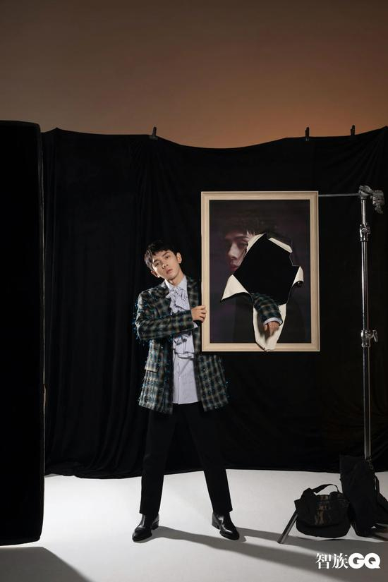 西装外套Botter from LMDS 　　荷叶边条纹衬衫 长裤 皮靴 均为 Louis Vuitton