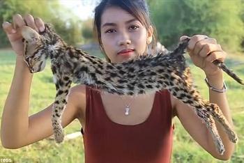 女子拍视频吃野生动物