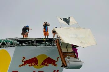 瑞士举行红牛鸟人飞行大赛