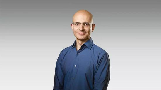 萨比·汗来自印度，目前担任苹果运营副总裁