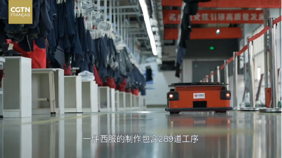 图3：5G全链接工厂的AGV小车