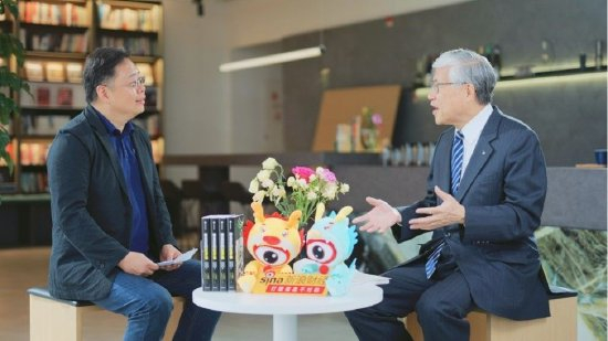 左：国家金融与发展实验室特聘高级研究员邵宇，