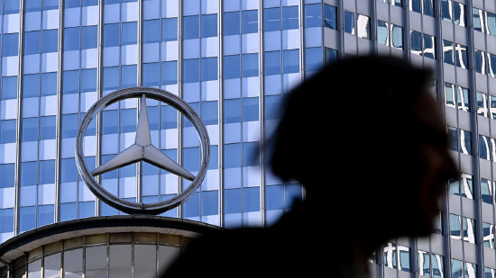 在德国西部美因河畔法兰克福的一栋建筑顶部，可以看到德国汽车品牌梅赛德斯 - 奔驰的巨大标志。