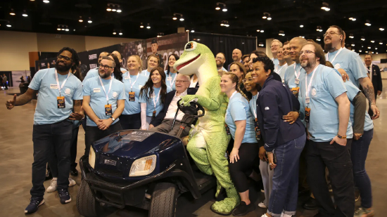 2025 年 5 月 3 日，沃伦・巴菲特在内布拉斯加州奥马哈举行的伯克希尔・哈撒韦公司年度股东大会上巡视。