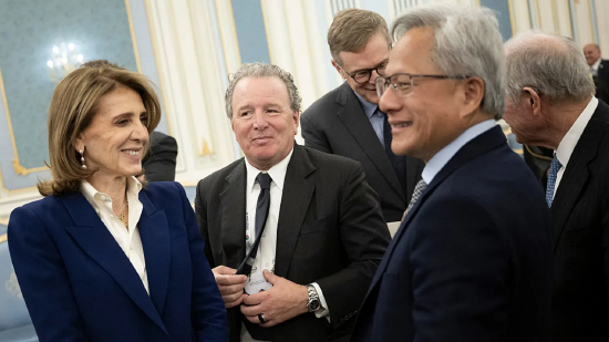 Alphabet公司总裁露丝・波拉特（左）和英伟达首席执行官黄仁勋（右）在沙特利雅得的王室宫廷中等待会见沙特王储。