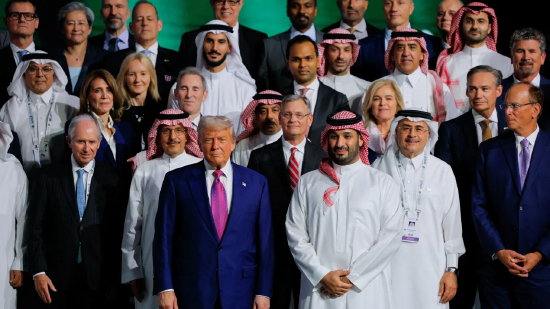 美国总统特朗普和沙特王储穆罕默德・本・萨勒曼在沙特阿拉伯利雅得举行的沙特 - 美国投资论坛上合影。