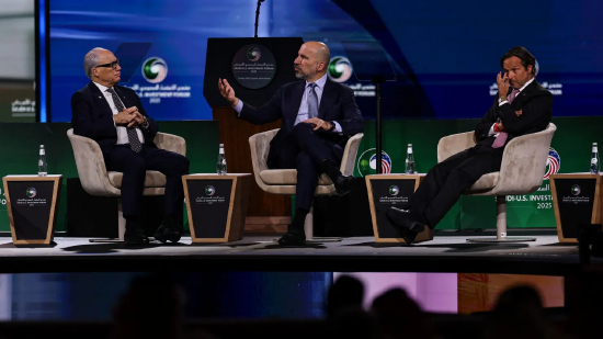 优步首席执行官达拉・科斯罗萨西在沙特阿拉伯利雅得举行的沙特 - 美国投资论坛上发表讲话。