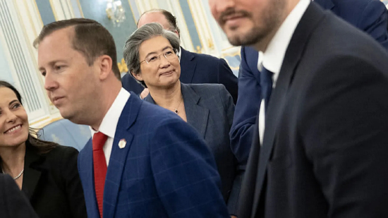 超微半导体公司（AMD）首席执行官苏姿丰（中）在沙特利雅得的王室宫廷等待会见沙特王储。