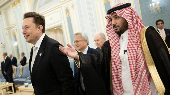 2025 年 5 月 13 日，美国总统高级顾问埃隆・马斯克（左）和英伟达首席执行官黄仁勋（中）在沙特利雅得的王室宫廷中，被引领着去拜见沙特王储。
