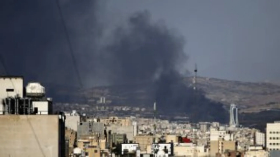 2025 年 6 月 18 日，伊朗德黑兰：在以色列军队袭击伊朗目标后，首都德黑兰上空因爆炸被烟雾笼罩。