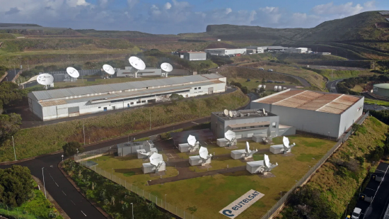 2025 年 3 月 8 日（星期六），葡萄牙马德拉岛卡尼亚尔的欧洲通信卫星公司马德拉单一股东有限公司（Eutelsat Madeira Unipessoal Lda）总部，地面卫星网络正在运行。欧洲为寻求替代埃隆・马斯克（Elon Musk）的 星链 而展开的竞争推动该公司股价惊人上涨，涨幅约 400%，其债券价格也远超面值。